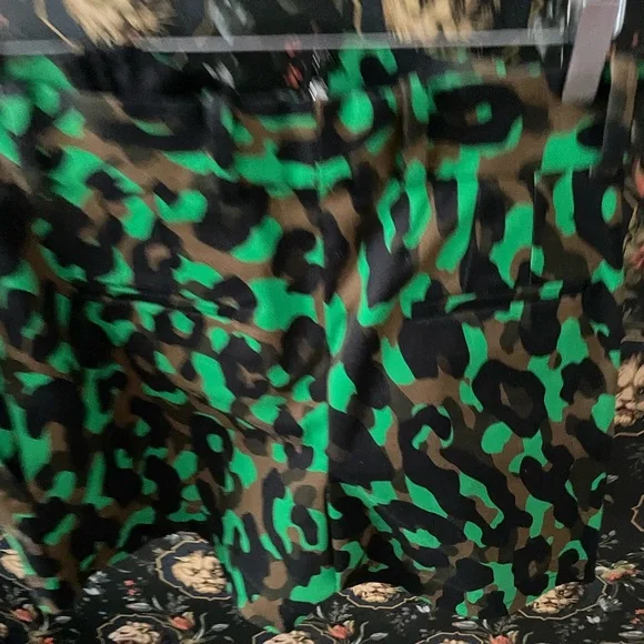 Versace high-waist tailored camouflage shorts! Euro size 38 but will fit U.S 4. - Picture 6 of 7